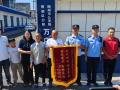 陽光下的守護(hù)｜錦旗映初心！隨州公安民警助失散18年家庭團(tuán)圓