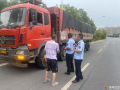 路警聯(lián)動嚴查超限，G107線違法車輛落網(wǎng)